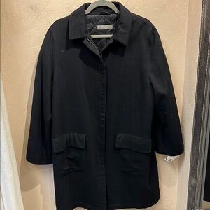 Elegant Black Trench Coat with Textured cashmere and Standard Collar